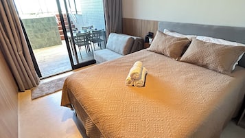 Apartment | In-room safe, laptop workspace, blackout drapes, free WiFi