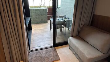 Apartment | In-room safe, laptop workspace, blackout drapes, WiFi (free)