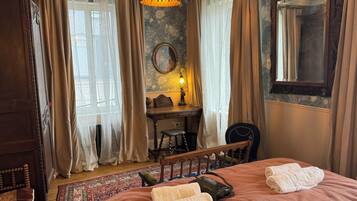 4 chambres, bureau, fer et planche à repasser, lit parapluie