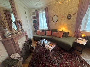 TV connectée, lecteur de DVD, livres, vidéothèque