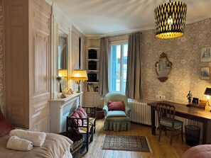 4 slaapkamers, een bureau, een strijkplank/strijkijzer, reisbedje