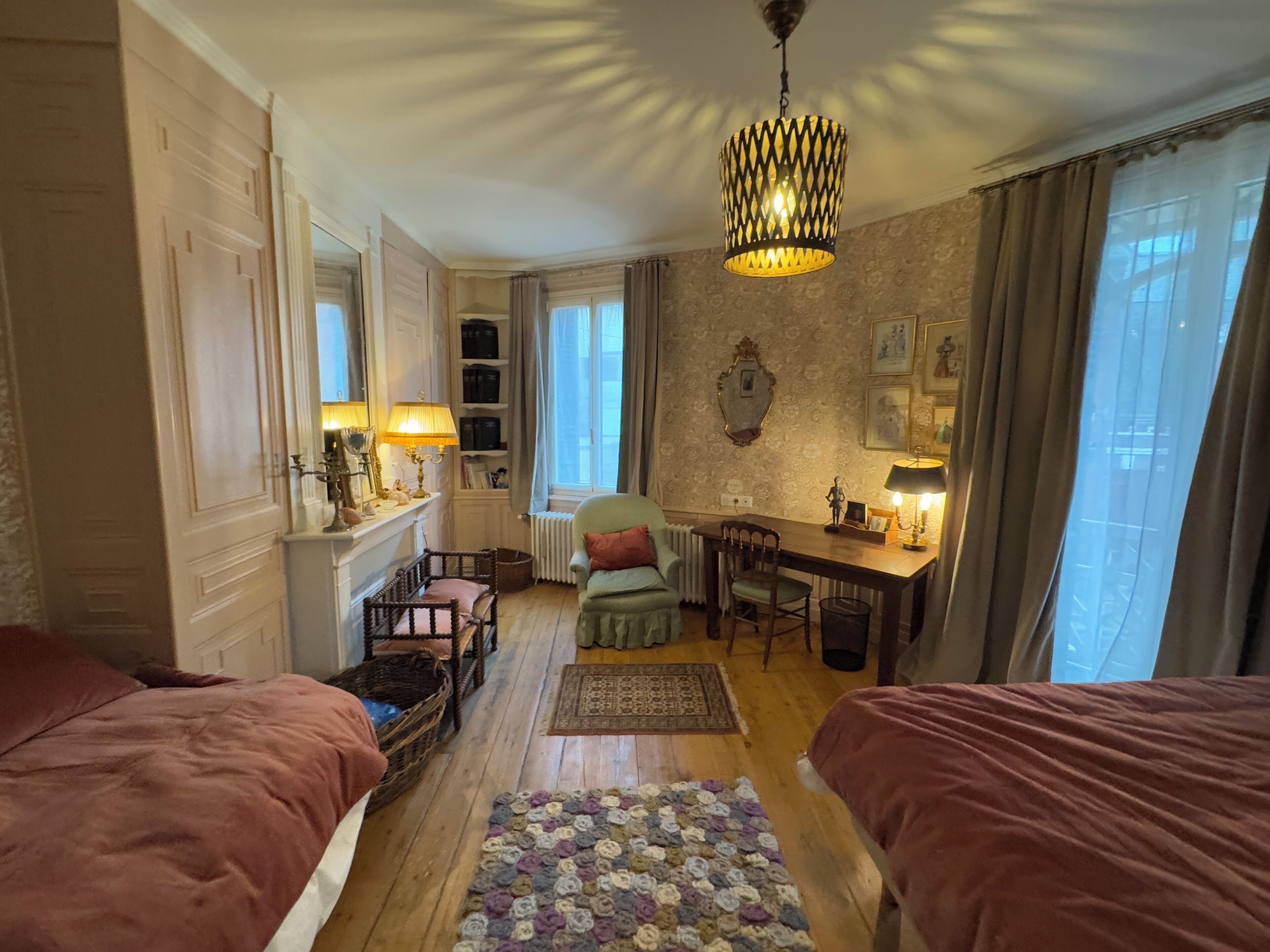 4 間睡房、書桌、熨斗/熨衫板、可攜式嬰兒床