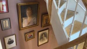 Un escalier avec des rampes blanches et des marches en bois.