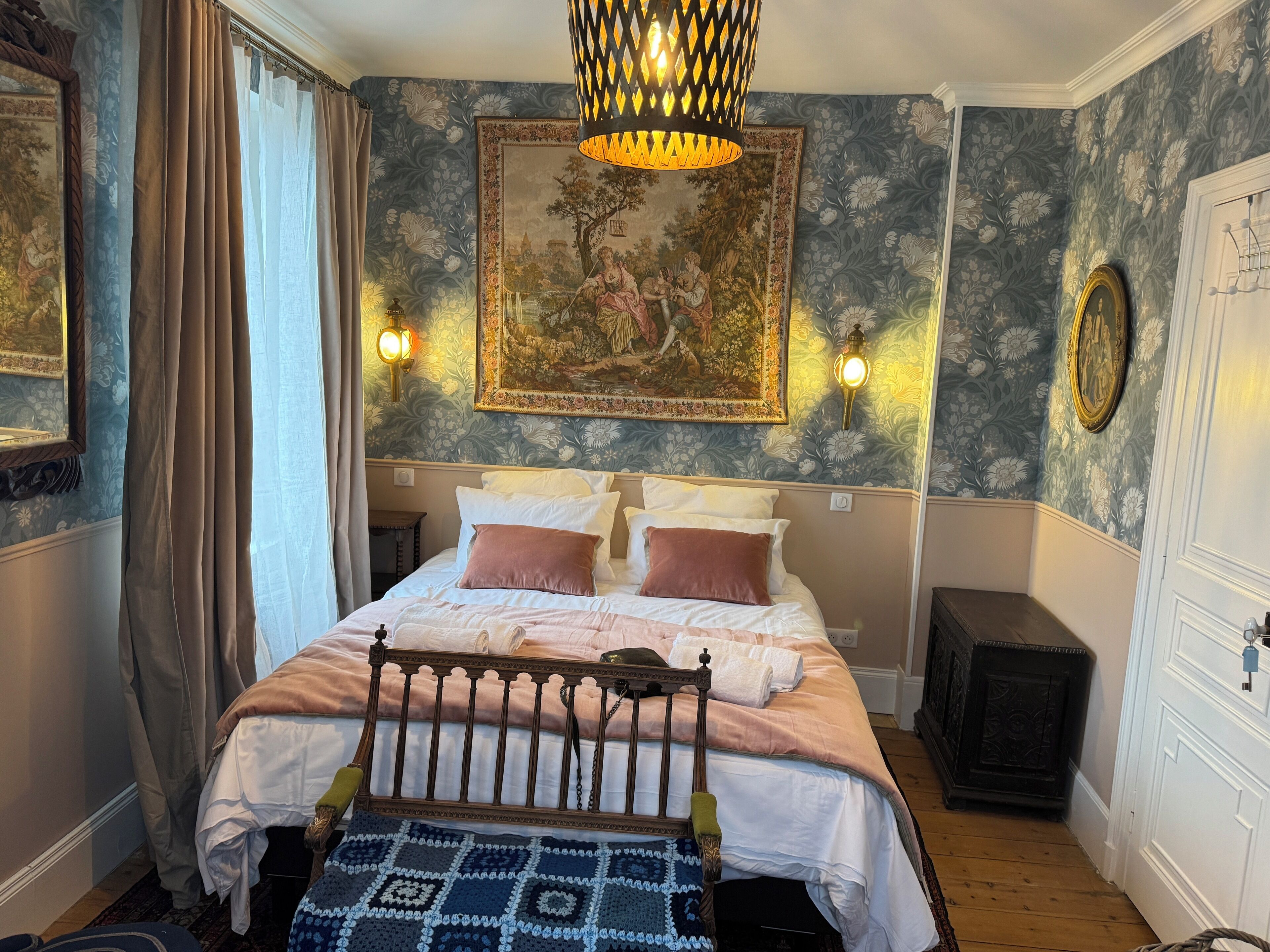 4 soverom, skrivebord, strykejern/-brett og reiseseng for barn