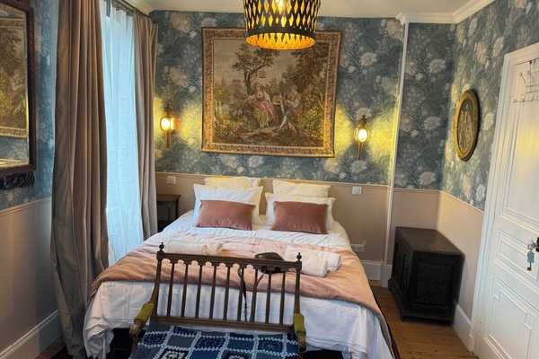 4 soverom, skrivebord, strykejern/-brett og reiseseng for barn