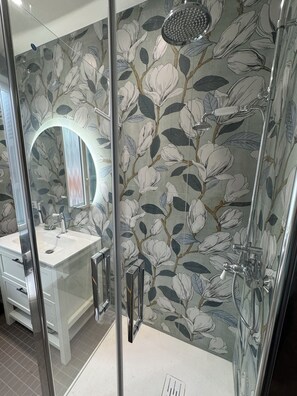 Douche, sèche-cheveux, serviettes fournies, savon