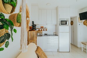 Frigorífico, microondas, cafetera o tetera y hervidor eléctrico