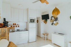 Réfrigérateur, micro-ondes, cafetière/bouilloire, bouilloire électrique