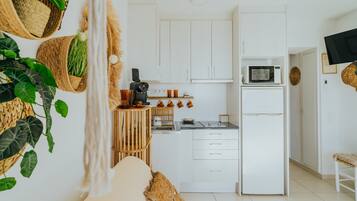 Réfrigérateur, micro-ondes, cafetière/bouilloire, bouilloire électrique