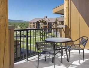 Outdoor dining - 2-bedroom resort in brilliant West Yellowstone with AC, fitness room, WiFi (West Yellowstone)