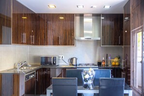 Fridge, microwave, oven, stovetop - Secret View Apartment (Albufeira)