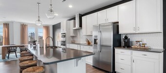 Sophisticated  Escape with Scenic Rooftop – Minutes to Downtown Hotspots