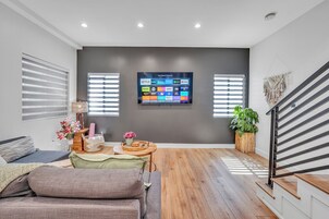 Superior-Stadtwohnung, Nichtraucher, Küche | Wohnzimmer | 65-Zoll-Smart-TV mit Digitalempfang, Netflix, Hulu