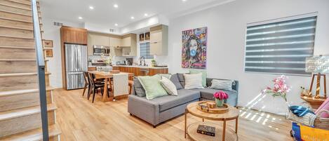 Maison mitoyenne Supérieure, non-fumeurs, cuisine | Coin séjour | TV connectée de 65 pouces avec chaînes numériques, Netflix, Hulu