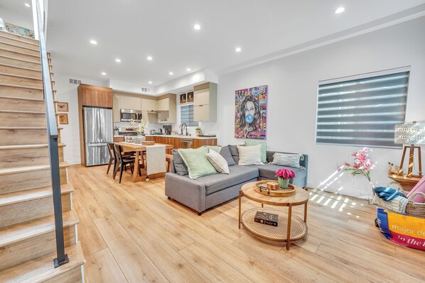 Superior-Stadtwohnung, Nichtraucher, Küche | Wohnbereich | 65-Zoll-Smart-TV mit Digitalempfang, Netflix, Hulu