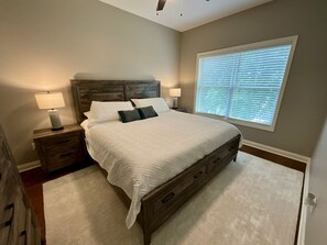 2 عدّة غرف نوم ومكواة/لوح كي وسرير سفر وواي فاي مجانًا