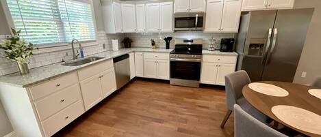 Geladeira, micro-ondas, fogão, cooktop