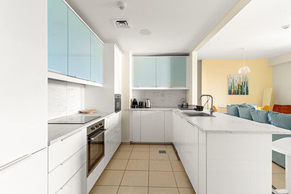 Kühlschrank, Mikrowelle, Ofen, Wasserkocher mit Kaffee-/Teezubehör