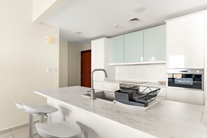 Kühlschrank, Mikrowelle, Ofen, Wasserkocher mit Kaffee-/Teezubehör