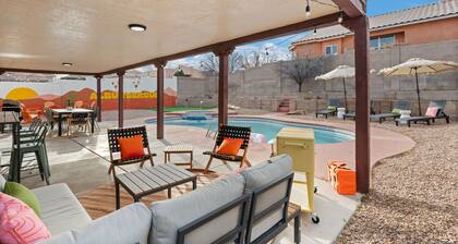 ABQ Oasis! Pool and Hot Tub OPEN ALL YEAR!, Game Room, Golf, Great for Reunions!