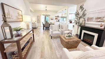 Una Smart TV, una chimenea