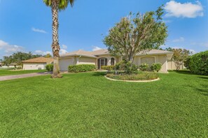 Exterior - Coastal Nook: heated outdoor pool, up to 8 guests, 3 bedrooms, & game room (Cape Coral)