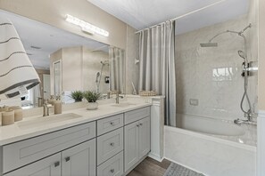 Ducha, bañera de hidromasaje, secador de pelo y toallas