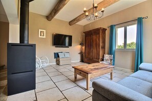 TV, fireplace, table football, ping pong - The Malirel Estate (Cavaillon)