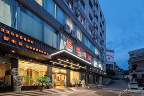 A hotel with a prominent entrance, multiple floors, and a clear sky. - Yuanxuan Hotel (Anshun Xintiandi Food Street) (Anshun)
