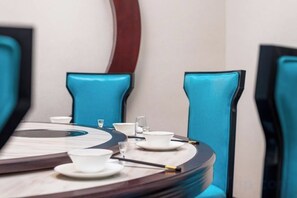 A conference table with chairs, a round table, and a mirror. - Yuanxuan Hotel (Anshun Xintiandi Food Street) (Anshun)
