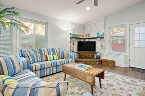 Smart TV, fireplace - 3 Bdrm House, Sleeps 8, Spacious, Outdoor (Ocean City)