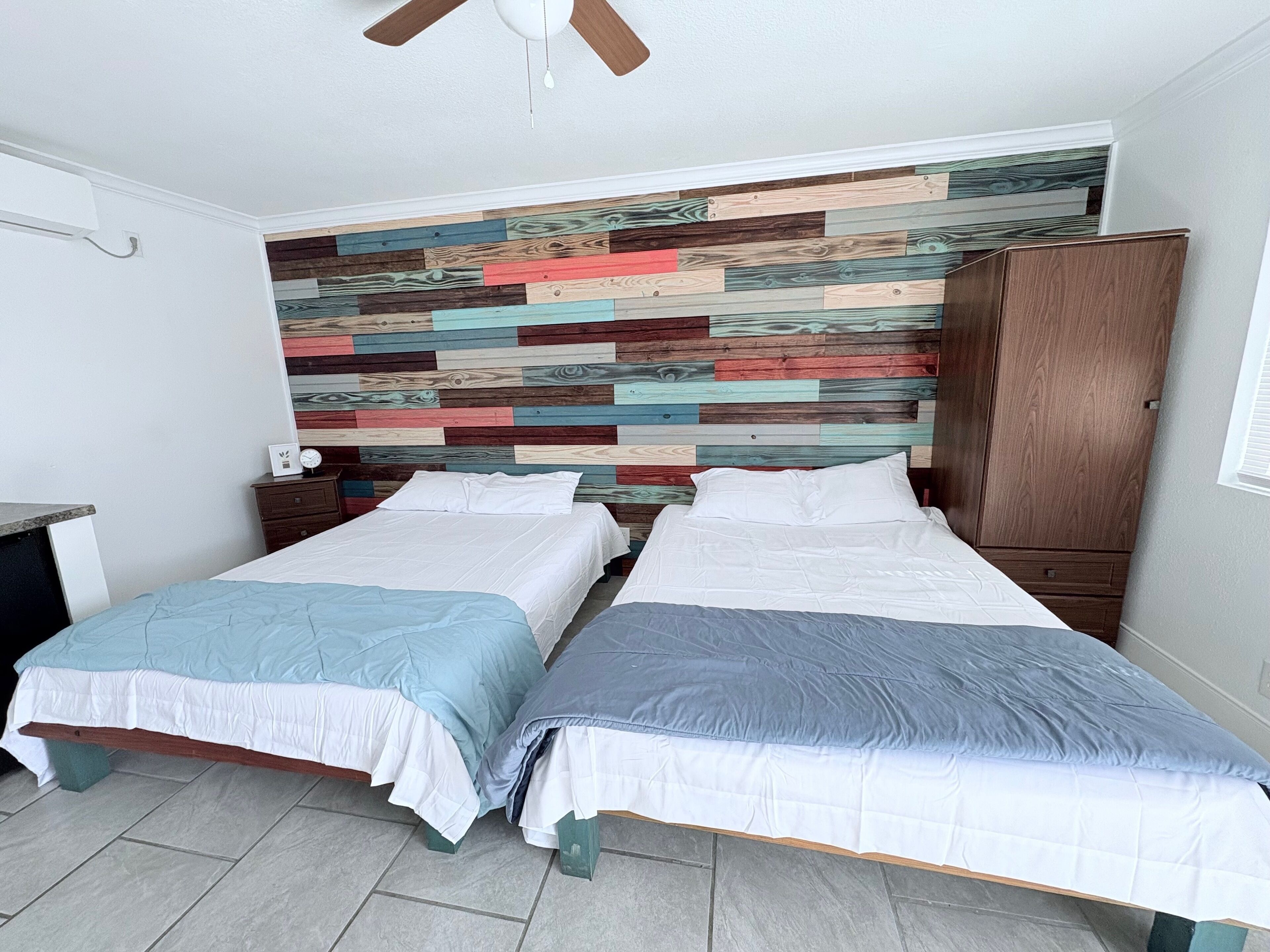 Soundproofing, free WiFi, bed sheets