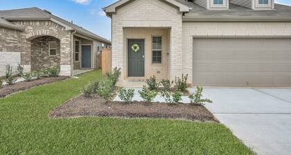 Modern Central 5 Bdrm Home W/ Fenced Backyard