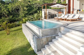 Piscina all'aperto, una piscina riscaldata