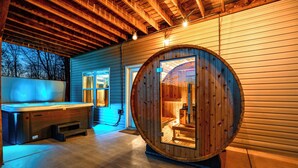 Un sauna avec un tonneau en bois, un banc et une fenêtre.