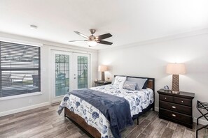 3 bedrooms, iron/ironing board, WiFi, bed sheets - Charming 3 bedroom home with AC and WiFi in amazing Gulf Gate area of Sarasota (Sarasota)