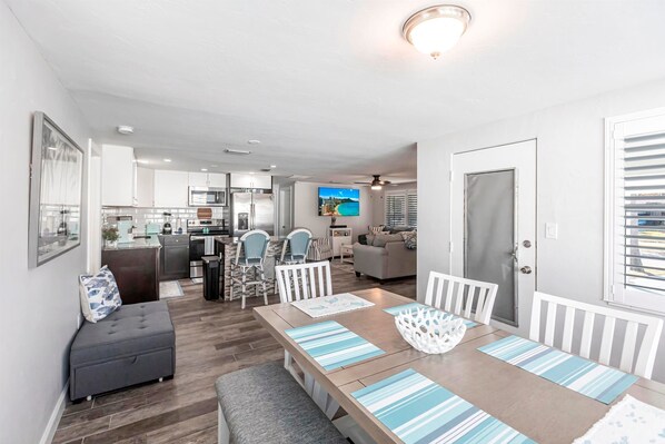 Dining - Charming 3 bedroom home with AC and WiFi in amazing Gulf Gate area of Sarasota (Sarasota)