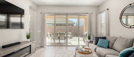 Smart TV, chimenea y oficina