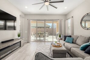 Smart TV, chimenea, oficina