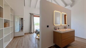 3 bedrooms, iron/ironing board, WiFi, bed sheets - Villa Kas Di Lotte, 3-bedroom villa in marvelous Coral Estate with AC, WiFi (Sint Willibrordus)