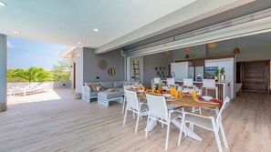 Outdoor dining - Villa Kas Di Lotte, 3-bedroom villa in marvelous Coral Estate with AC, WiFi (Sint Willibrordus)