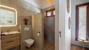Dusche, Haartrockner, Handtücher, Seife