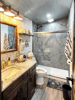 Hair dryer, towels, soap, toilet paper - Secluded Getaway 5 MIN To Downtown Gatlinburg, 600 sqft Deck w/ Firepit & Sofa! (Gatlinburg)