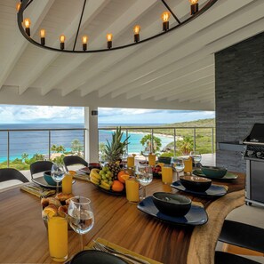 Outdoor dining - Villa Neshi, Spacious 5-bedroom villa in charming Cas Abou Resort with AC, WiFi (Willemstad)