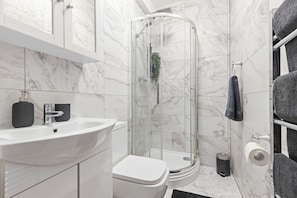 Sèche-cheveux, serviettes fournies