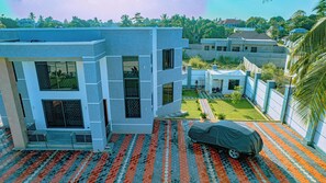 المنشأة من الخارج