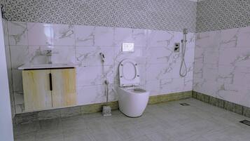 Villa | Badezimmer | Dusche, Haartrockner, Handtücher