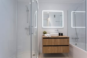 Shower, hair dryer, towels