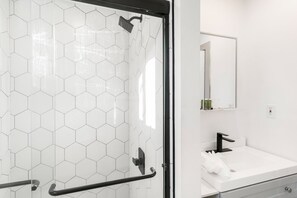 Een douche, een haardroger, handdoeken