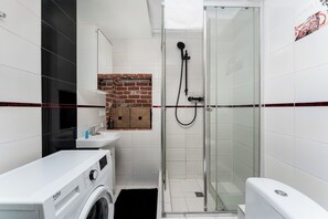 Shower, hair dryer, towels, soap - Park Kleparski Comfort Studio (Kraków)